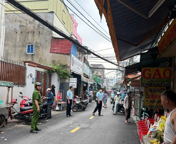 Xử phạt nhiều trường hợp buôn bán lấn chiếm lòng đường ở TP.HCM