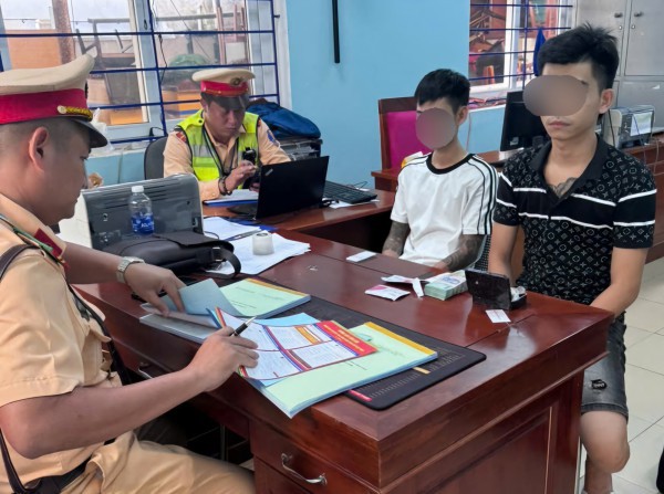Đà Nẵng: Truy đuổi ô tô thông chốt CSGT, phát hiện 2 người dương tính ma túy Đà Nẵng: Truy đuổi ô tô thông chốt CSGT, phát hiện 2 người dương tính ma túy