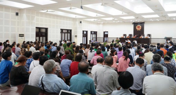 Đà Nẵng: Xét xử vụ lừa đảo gần 140 tỉ đồng, hàng trăm bị hại ngồi kín tòa