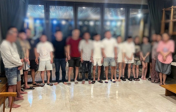 Đà Nẵng: Đột kích villa lúc sáng sớm, phát hiện nhóm nam nữ 