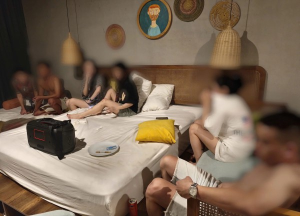 Đà Nẵng: Đột kích villa lúc sáng sớm, phát hiện nhóm nam nữ 