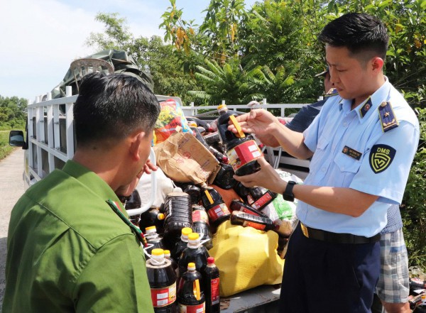 Điều tra vụ gần 1.000 chai nước mắm, nước chấm vứt đống ở bụi rậm Điều tra vụ gần 1.000 chai nước mắm, nước chấm vứt đống ở bụi rậm