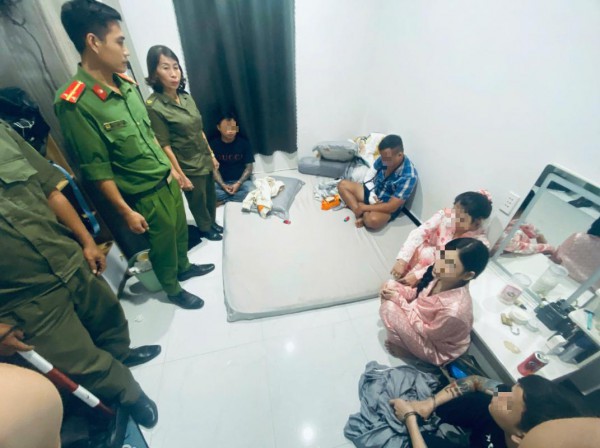 Đồng Nai bắt quả tang nhóm nam nữ 
