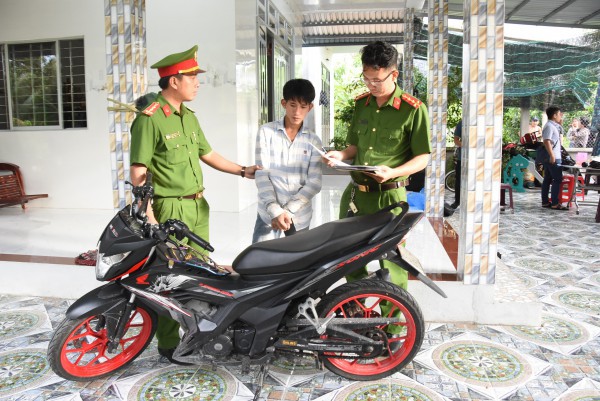 Đồng Tháp: Nghi phạm có 3 tiền án ngang nhiên sử dụng xe máy trộm cắp Đồng Tháp: Nghi phạm có 3 tiền án ngang nhiên sử dụng xe máy trộm cắp