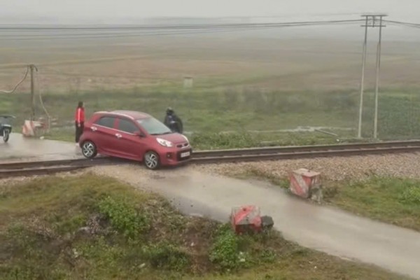 Ô tô bị kẹt trên đường ray buộc đoàn tàu phải dừng khẩn cấp