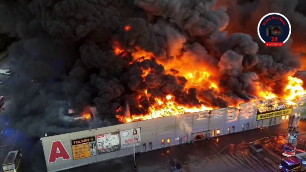 Chưa ghi nhận thiệt hại về người trong vụ cháy tại trung tâm thương mại ở Ba Lan