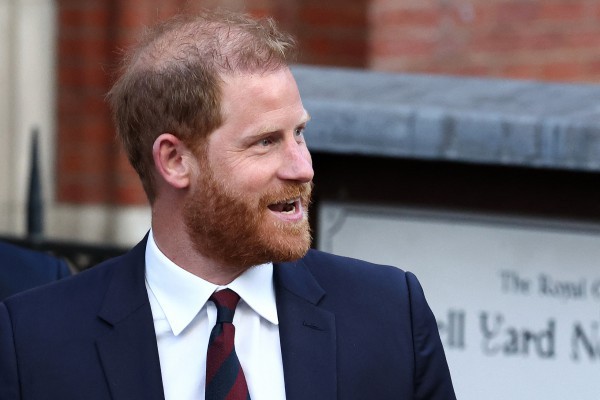 Hoàng tử Harry đột ngột làm lành với hoàng gia vì tiền? Hoàng tử Harry đột ngột làm lành với hoàng gia vì tiền?