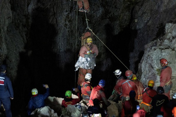 Những cuộc cứu người mắc kẹt trong hang động nghẹt thở bậc nhất