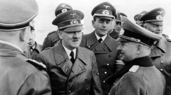 Trùm phát xít Hitler có thể mắc chứng rối loạn tình dục do di truyền?