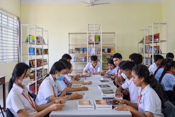 Campuchia sẽ triển khai sử dụng sách giáo khoa kỹ thuật số từ năm 2025