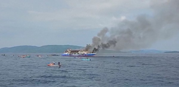 Cháy phà chở hàng trăm người ở Indonesia