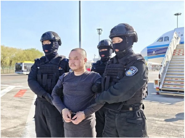 Công an Trung Quốc dẫn độ một trùm lừa đảo từ Campuchia