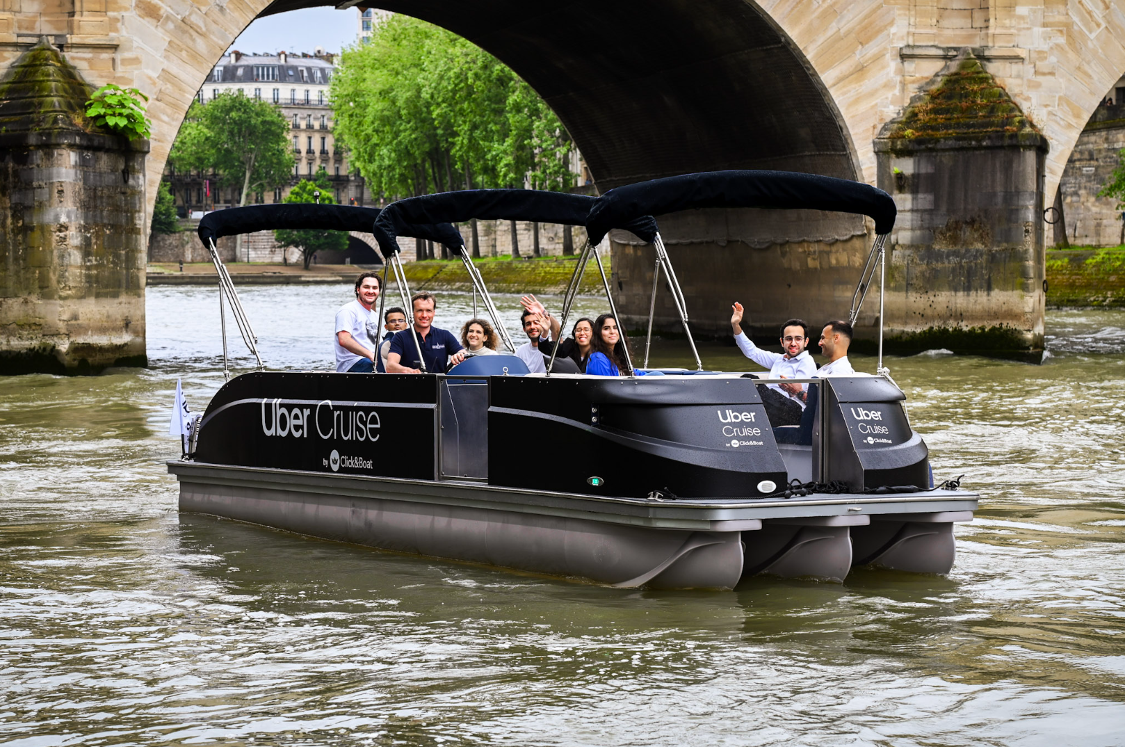 Hấp dẫn dịch vụ du thuyền Uber trên sông Seine dịp Olympic Paris 2024