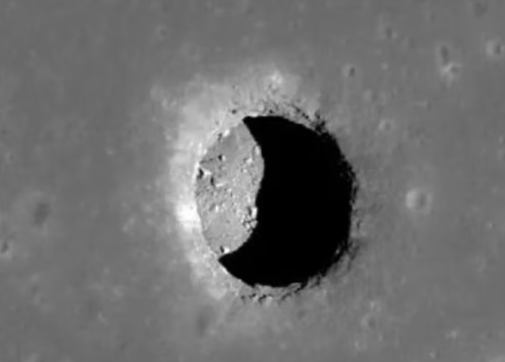 Lần đầu phát hiện hang động trên Mặt Trăng có thể giúp phi hành gia trú ẩn