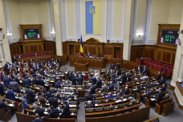 Lệnh cấm nam giới độ tuổi nhập ngũ rời Ukraine đã được trình lên Quốc hội
