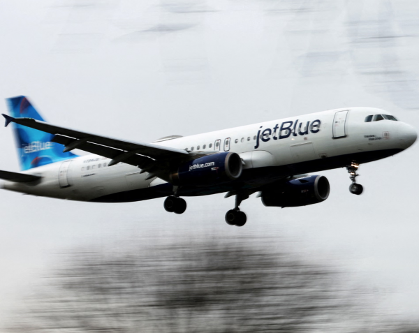 Máy bay chở khách suýt va chạm máy bay quân sự Mỹ gần Venezuela