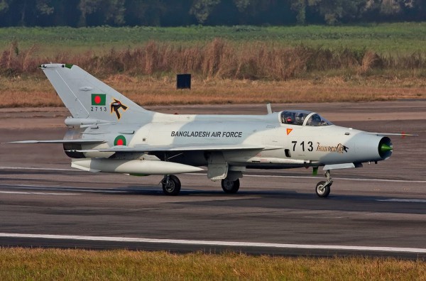 Máy bay huấn luyện lao vào trường học gây thương vong ở Bangladesh Máy bay huấn luyện lao vào trường học gây thương vong ở Bangladesh