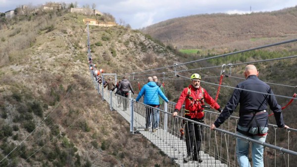 Mở cửa cầu treo qua núi dài nhất châu Âu tại Italy