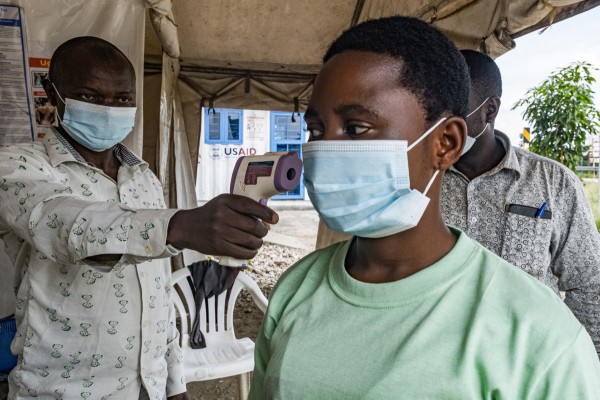 Mỹ chuẩn bị sàng lọc Ebola tại sân bay, một người Mỹ bị nhiễm
