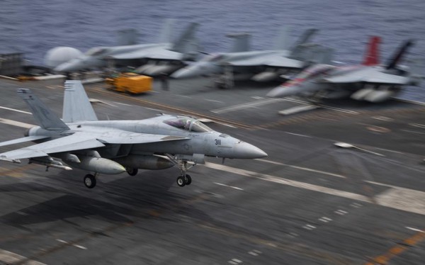 Mỹ vớt 2 máy bay rơi tại Biển Đông