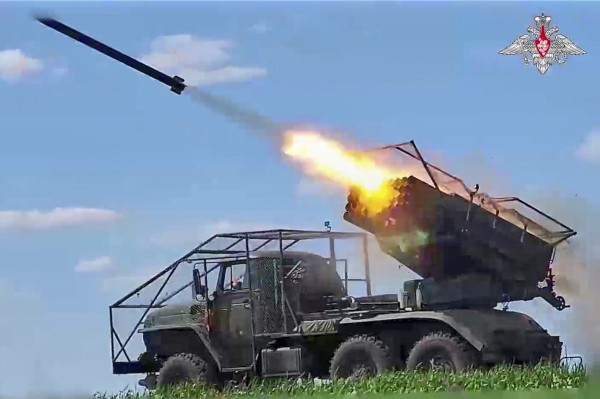 Nga ồ ạt phóng tên lửa và UAV sang Ukraine từ nhiều hướng Nga ồ ạt phóng tên lửa và UAV sang Ukraine từ nhiều hướng