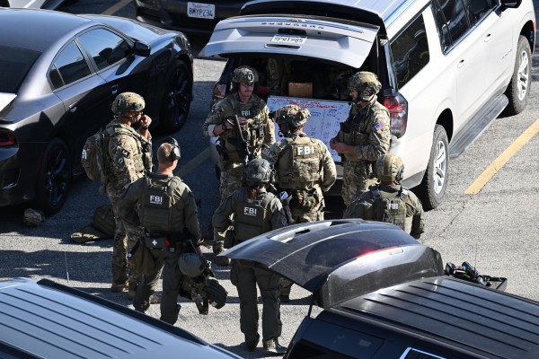 Nghi phạm bắt giữ 10 con tin ở California bị FBI bắn chết