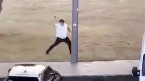 Người đàn ông dũng cảm ném gạch về phía tay súng vụ tấn công Sydney