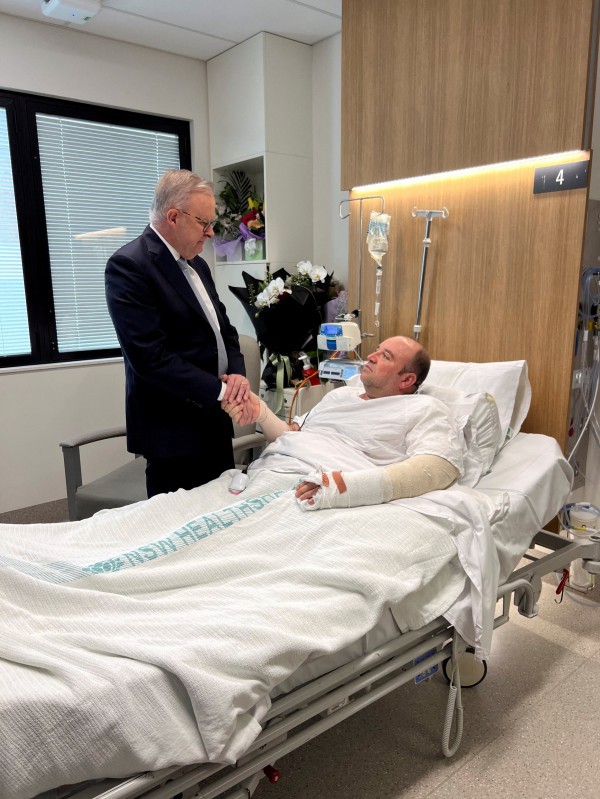 Người đàn ông dũng cảm ném gạch về phía tay súng vụ tấn công Sydney