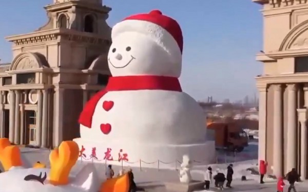 Người tuyết khổng lồ tại Cáp Nhĩ Tân