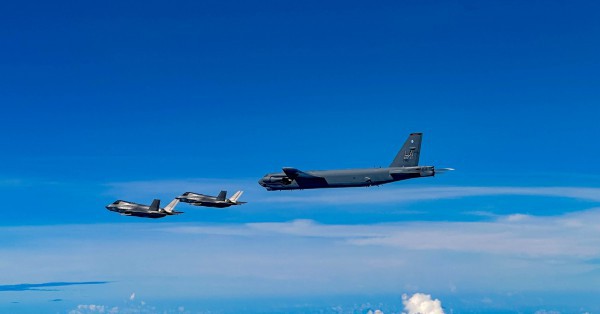 Pháo đài bay B-52 tập trận tấn công gần Venezuela giữa căng thẳng