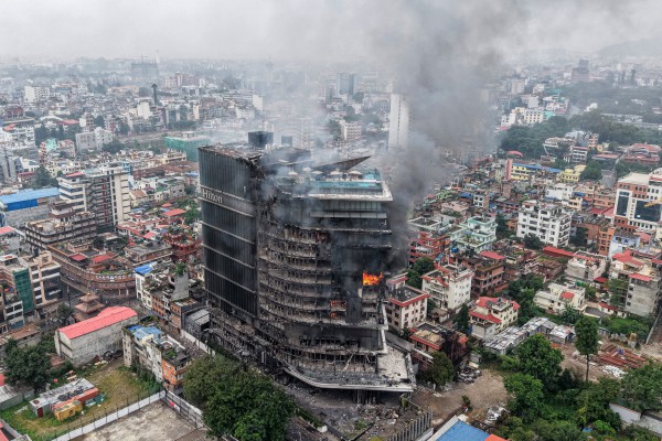 Quân đội Nepal áp đặt lệnh giới nghiêm, tái thiết lập trật tự