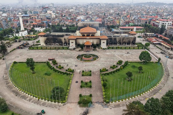 Quân đội Nepal áp đặt lệnh giới nghiêm, tái thiết lập trật tự
