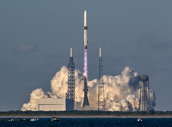 Tên lửa của tỉ phú Jeff Bezos đáp thành công sau khi phóng vệ tinh