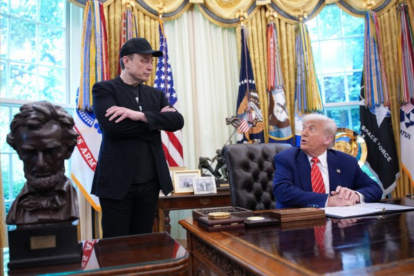 Toàn cảnh cuộc khẩu chiến dữ dội giữa Tổng thống Trump và tỉ phú Elon Musk Toàn cảnh cuộc khẩu chiến dữ dội giữa Tổng thống Trump và tỉ phú Elon Musk
