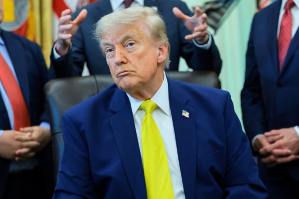 Tổng thống Trump giữa 
