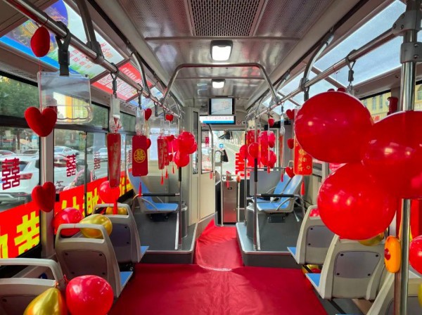 Đón dâu bằng xe buýt - Trào lưu cưới mới của các cặp đôi Trung Quốc