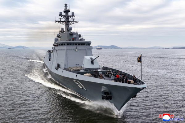 Ông Kim Jong-un thị sát tàu khu trục Triều Tiên phóng tên lửa