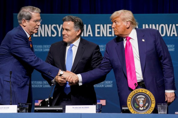 Ông Trump công bố dự án đầu tư 92 tỉ USD phát triển AI Ông Trump công bố dự án đầu tư 92 tỉ USD phát triển AI