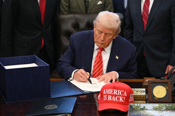 Ông Trump ký sắc lệnh chọn các quốc gia được ưu tiên mua vũ khí Mỹ