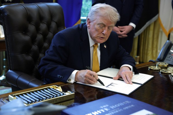 Ông Trump là Tổng thống Mỹ đầu tiên có chữ ký trên tiền giấy