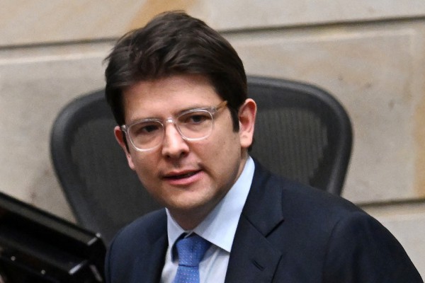 Ứng viên tổng thống Colombia bị bắn vào đầu đã qua đời