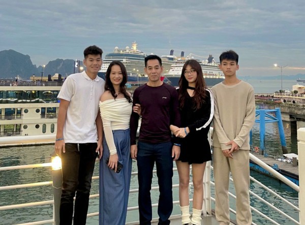 ”Bờ vai” vững chãi của sao U.23 Việt Nam Nguyễn Hiểu Minh: Con đi đâu, bố mẹ theo đấy!