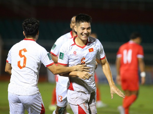 ”Bờ vai” vững chãi của sao U.23 Việt Nam Nguyễn Hiểu Minh: Con đi đâu, bố mẹ theo đấy!