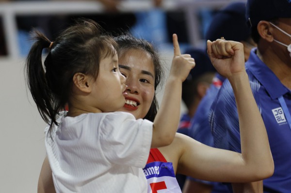 Dễ thương, VĐV Nguyễn Thị Huyền đưa con gái xuống sân ăn mừng HCV SEA Games 31