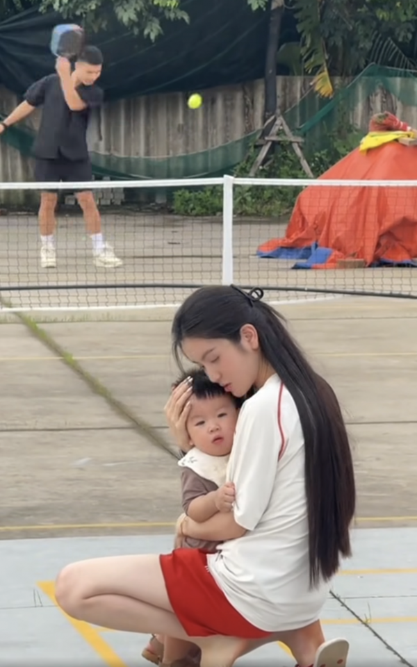 Gia đình Quang Hải chơi pickleball cực vui: Nhân vật này khiến dân mạng 
