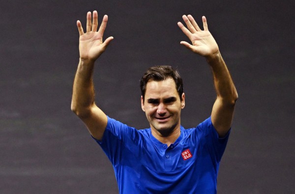 Giọt nước mắt chia tay làng banh nỉ của huyền thoại Roger Federer