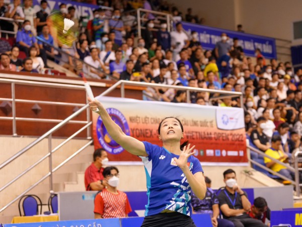 Khán giả kín sân xem Nguyễn Thùy Linh vào chung kết cầu lông Việt Nam mở rộng