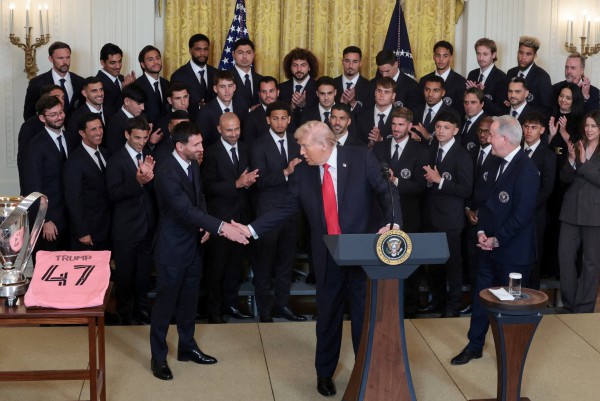 Messi gây sốt trong chuyến thăm Nhà Trắng, được Tổng thống Mỹ Donald Trump khen giỏi hơn… Pele