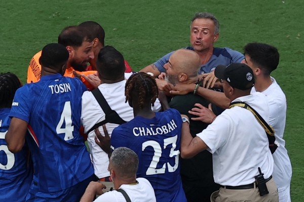 ‘Nạn nhân’ của cú tát lên tiếng, sếp lớn PSG vẫn bảo vệ tuyệt đối HLV Enrique