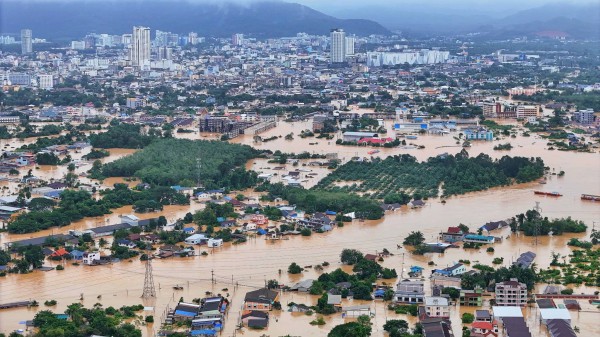 Thủ môn U.23 Thái Lan cầu cứu vì lũ lụt nghiêm trọng: ‘Cha mẹ tôi bị mắc kẹt, mất liên lạc…’